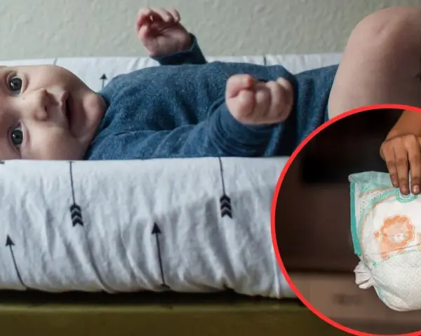 Niemowlę na przewijaku, obok pieluszka. Czas na zmianę pieluszki na większą?