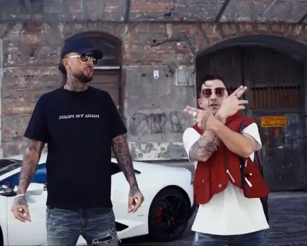 Pokaż co tam masz pod bluzką - znaczenie i kontekst w Pistolet