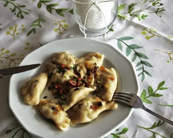 Pyszne pierogi z boczkiem i cebulką, gotowe do jedzenia. Idealny przepis na obiad.