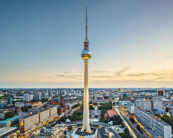 Fernsehturm ragt über Berlin auf. Ein perfekter Ort für Sightseeing Berlin bei Sonnenuntergang.