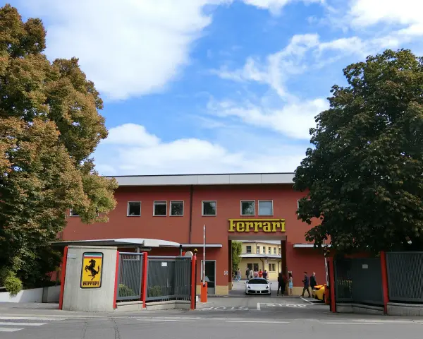 Scuderia Ferrari – co to znaczy i dlaczego jest tak ważna w F1?