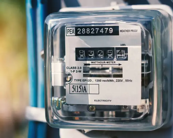 Licznik energii elektrycznej z widocznym odczytem 83254 kWh. Czyżby zapowiadał wysoki rachunek za prąd?