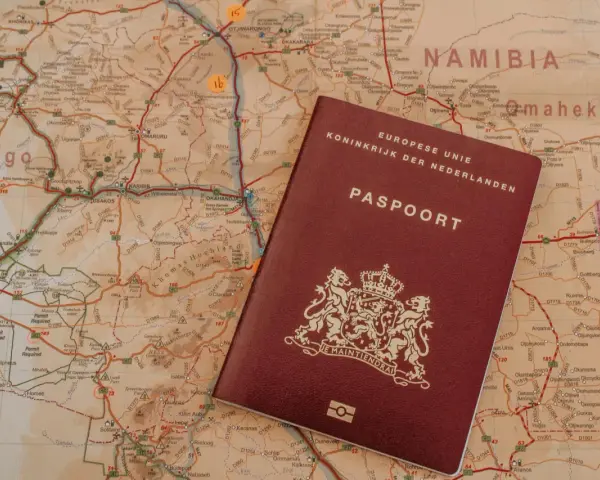 Paszport Holenderski na mapie Namibii. Planujesz podróż do Namibii? Ten paszport to klucz do Twojej przygody.