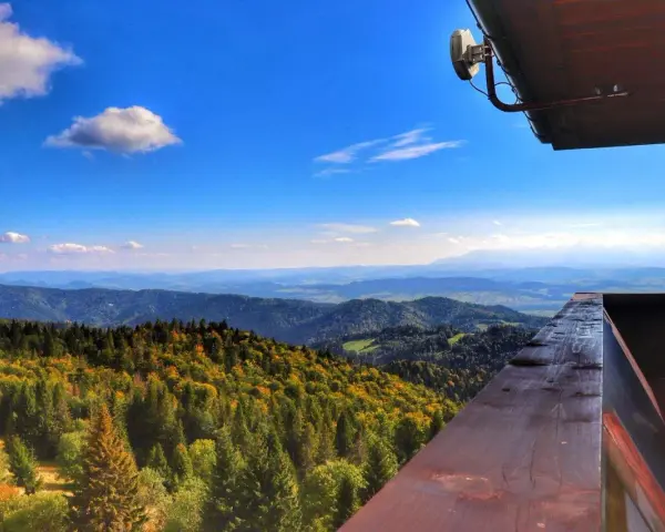 Widok z wieży widokowej na Beskid Sądecki. Jesienne kolory lasów i łagodne wzgórza zachęcają do odkrywania ochotnica górna szlaki.