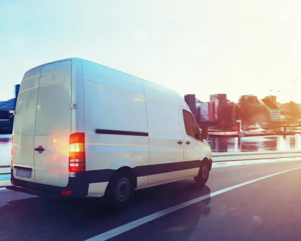 Ile bierze bus za kilometr? Odkryj ukryte koszty transportu w Polsce