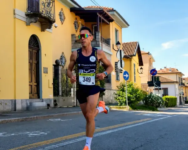 Atleta corre in una gara, un esempio di come affrontare i tempi mezza maratona principianti con determinazione.