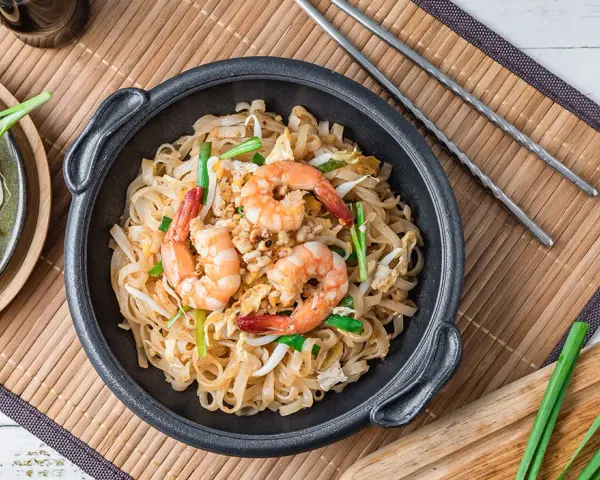 Jak jeść Pad Thai: Sztuczki i etykieta, które musisz znać