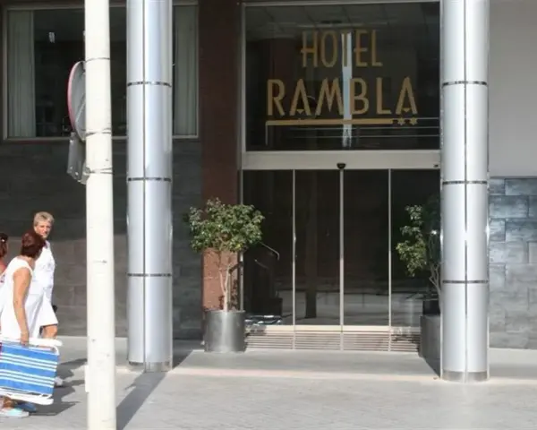 Encuentra tu hotel ideal en la Rambla de Benidorm: Guía experta