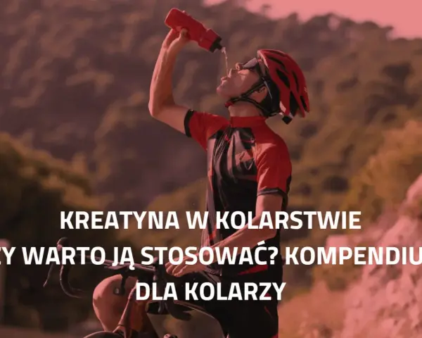 Kolarz pije wodę, zastanawiając się, ile kreatyny dziennie jest optymalne dla jego wydajności.