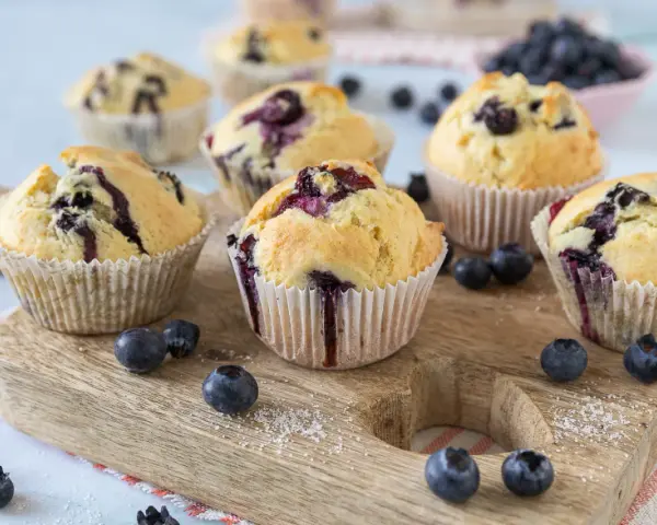 Leckeres Blaubeermuffin Rezept: Saftige Muffins mit frischen Blaubeeren, perfekt für den Nachmittagskaffee.