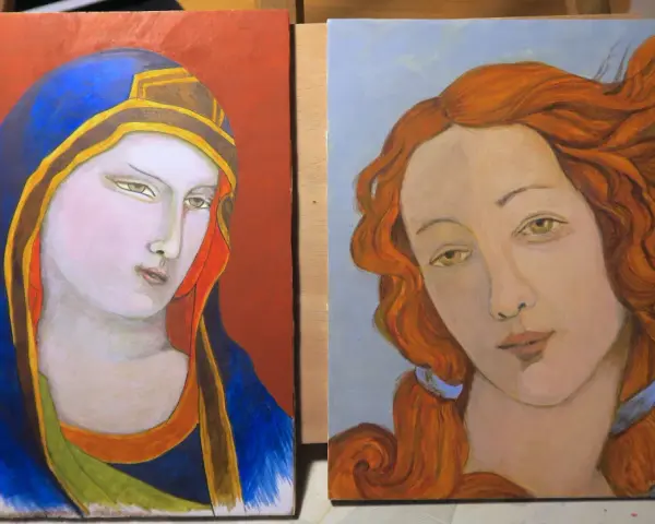 Deux portraits de femmes en peinture tempera. L'une porte une cape bleue et dorée, l'autre a de longs cheveux roux.