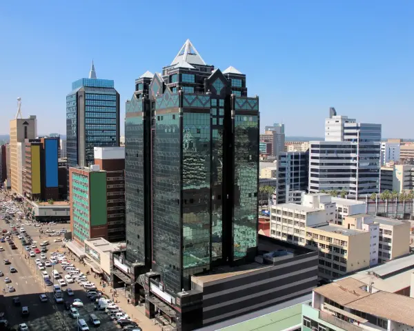 Harare, stolica Zimbabwe, zdominowana przez nowoczesne wieżowce i ruchliwe ulice pełne samochodów.