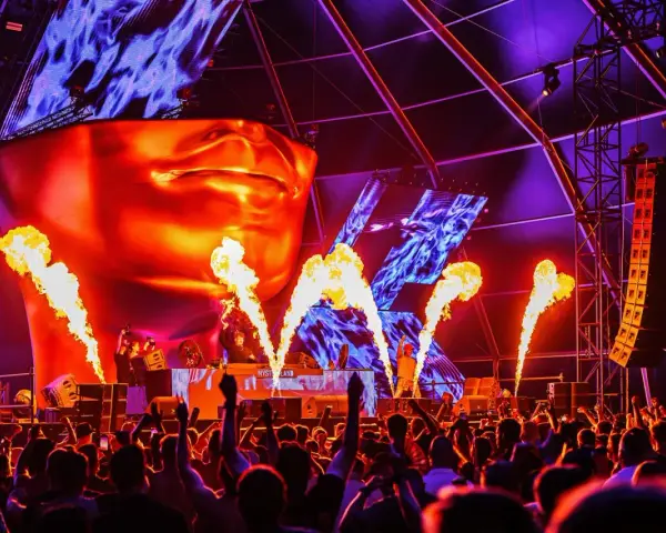 Płomienie buchają na scenie podczas jednego z największych festiwali techno na świecie. Tłum szaleje w rytm muzyki.