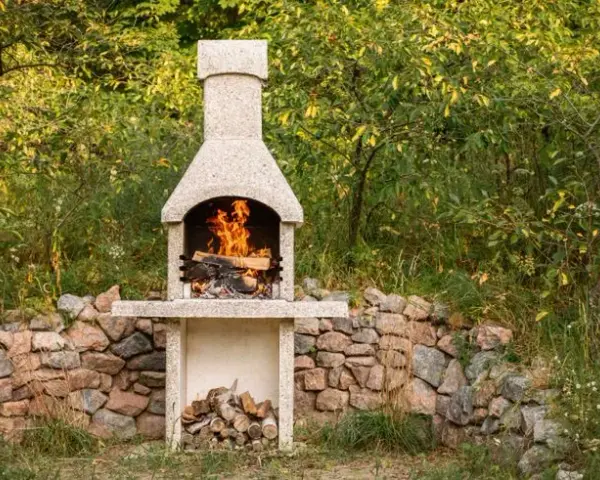 Grill z kamienia polnego: Projekty, budowa krok po kroku i koszty