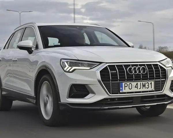 Białe Audi Q3 w ruchu drogowym. Sprawdź aktualną audi q3 cena i ofertę.