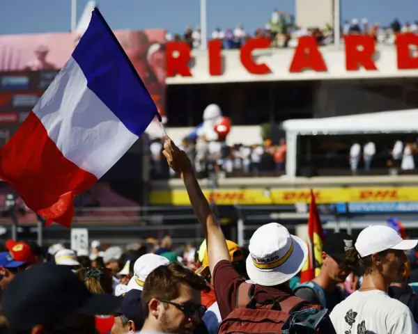 Aficionado ondea la bandera francesa en el GP Francia F1. El público celebra la carrera en el circuito Paul Ricard.