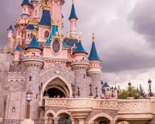 Disneyland Paris: Guida Attrazioni, Consigli per Evitare Code e Magia