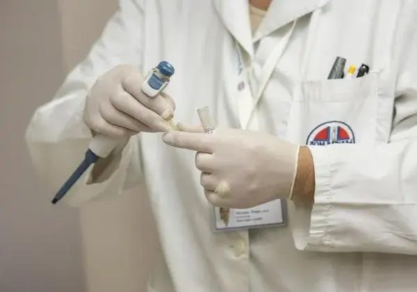 Kto płaci za badania DNA zlecone przez sąd? Zaskakujące fakty o kosztach