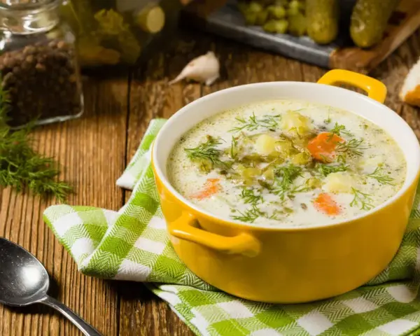 Zupa ogórkowa z koperkiem i pieprzem. Idealne jakie przyprawy do zupy ogórkowej? Koperek, pieprz i czosnek.