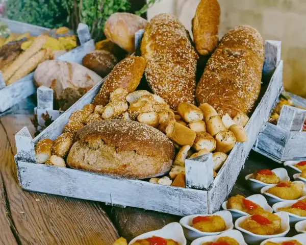Plateau de pains variés, idéal pour un brunch. Le prix d'un brunch par personne inclut cette sélection gourmande.