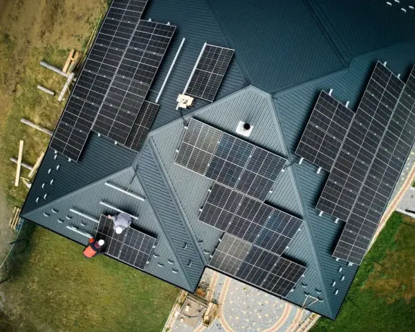 Montaż paneli fotowoltaicznych na dachu domu. To krok w stronę czystego powietrza i niezależności energetycznej.