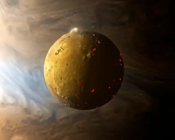 Aktywny wulkaniczny księżyc Io, część kolekcji planet metal, świeci czerwonymi punktami na tle wirującego Jowisza.