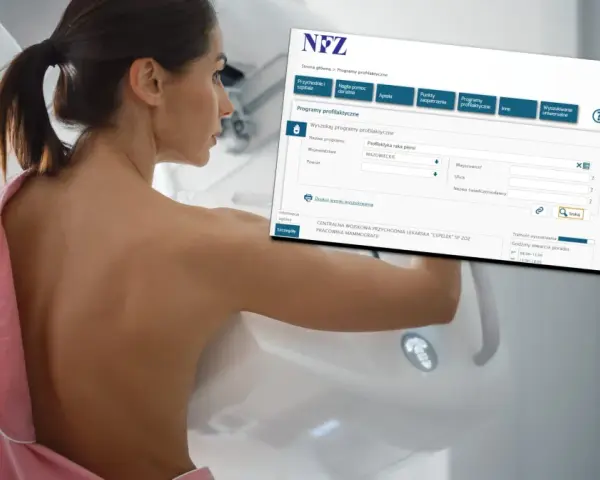 Kobieta w różowym szlafroku przed aparatem do mammografii, na ekranie widoczny formularz NFZ.