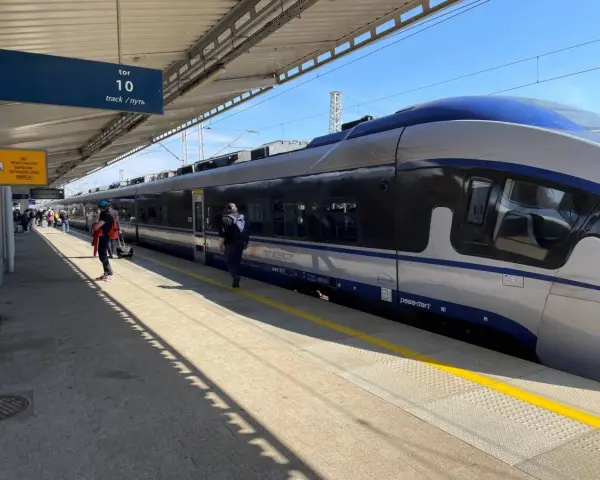 Pasażerowie czekają na peronie 10 na pociąg PKP Intercity w Bydgoszczy. Przyjazdy pociągów są zapowiadane.