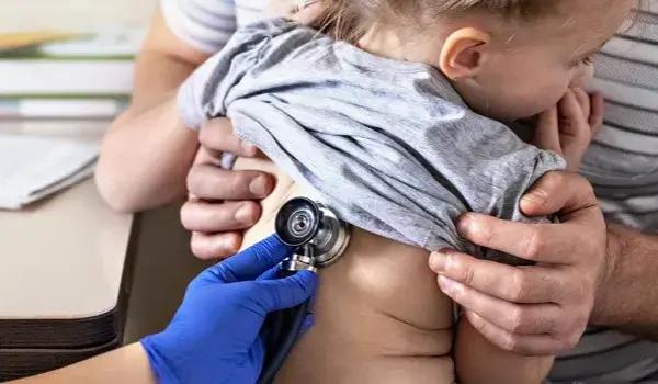 Jak długo trwa hospitalizacja niemowlaka z zapaleniem płuc?