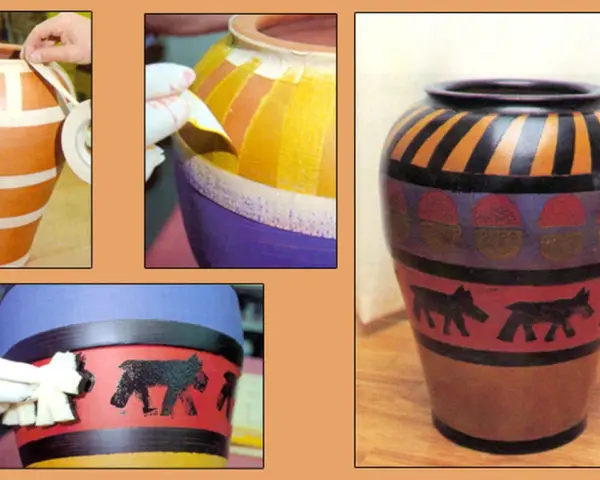 Proceso de pintura para tinajas de barro, mostrando la aplicación de cinta y colores vibrantes con diseños de animales.