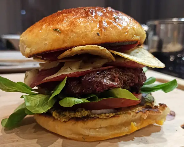 Bułka do burgera: Piekarnik czy patelnia? Klucz do idealnej tekstury.
