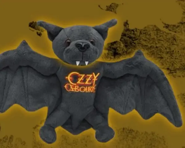 Pluszowy nietoperz z logo Ozzy Osbourne. Idealny dla fanów księcia ciemności.