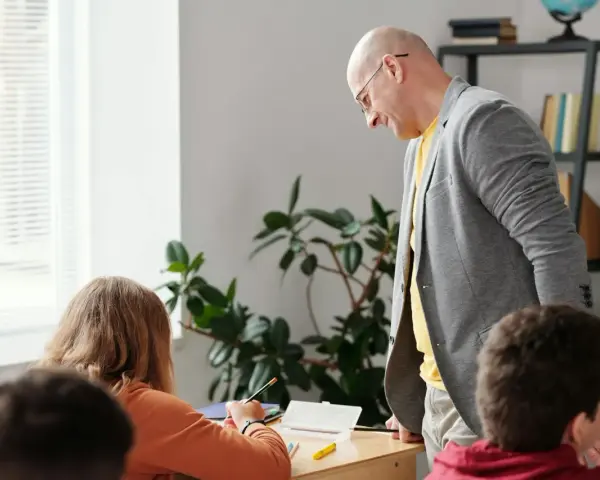 Przeszukanie plecaka przez nauczyciela: Co wolno, a co nie? Prawa ucznia