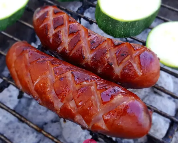 Kiełbasa z grilla? Daj jej drugie życie! Przepisy zero waste.