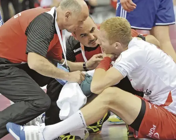 Sztab medyczny udziela pomocy zawodnikowi podczas meczu piłka ręczna Katowice.