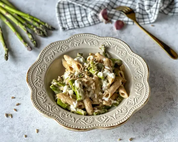 Penne z kremowym sosem, świeżymi szparagami i słonecznikiem. Pyszne danie, które zachwyci każdego miłośnika makaronu ze szparagami.