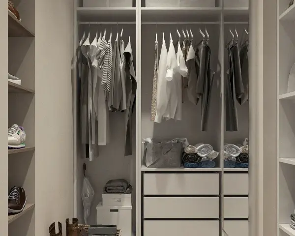 Un impecable fondo de armario mujer con ropa colgada y doblada, zapatos en estantes y accesorios organizados.