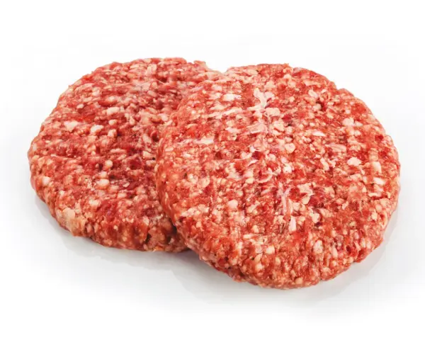 Dwa surowe kotlety mielone na burgery na białym tle.