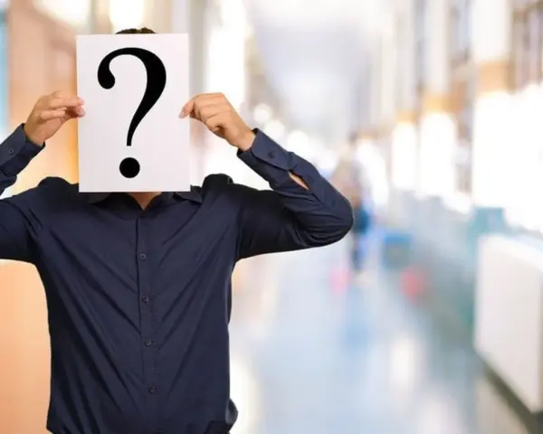 Un homme en chemise bleue cache son visage derrière un point d'interrogation. Une métaphore visuelle pour la quête : comment retrouver une personne sans son nom et prénom ?