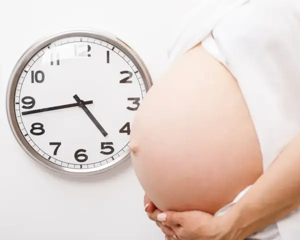 Zbliża się termin porodu. Zegar pokazuje 4:40. Czas na indukcja porodu.