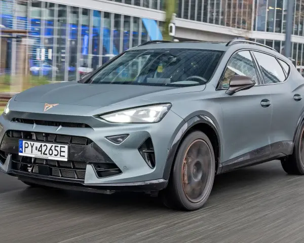 Szary Cupra Formentor na drodze, nowoczesny design, sportowe detale. Sprawdź aktualną cupra cena.