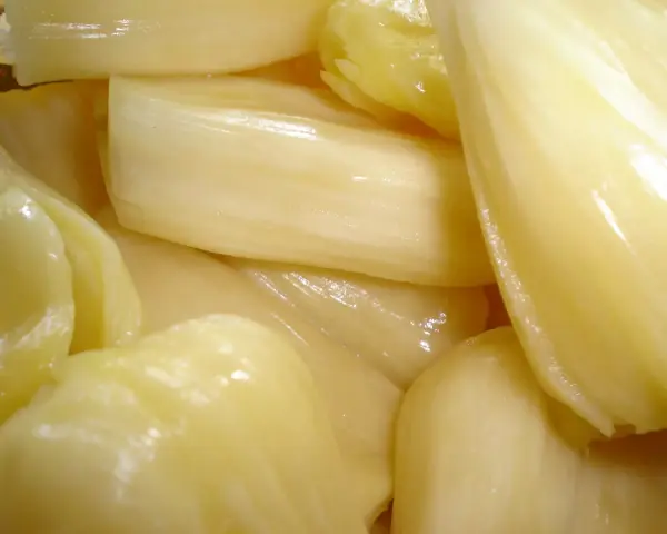 Mięsiste, żółtawe kawałki owocu jackfruit, często mylonego z czymś innym. To właśnie jackfruit, co to jest?