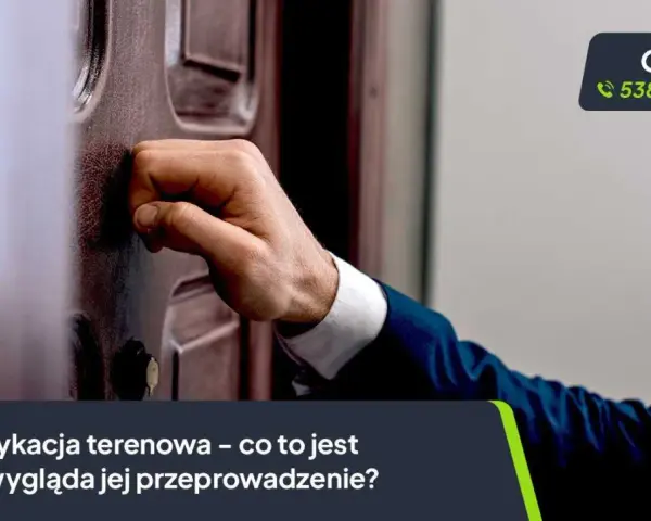 Dłoń puka do drzwi, symbolizując wizytę terenową w ramach windykacji. Logo CashFix i numer telefonu.