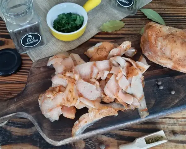 Pokrojony kebab z baraniny, przyprawiony i gotowy do podania. Obok miseczka z posiekaną natką, ziele angielskie i liście laurowe.
