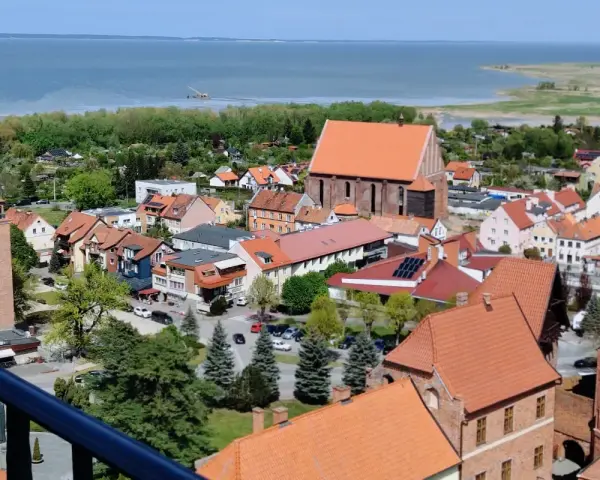 Widok na miasto z wieżą, kościołem i zatoką. Tolkmicko atrakcje zachęcają do zwiedzania urokliwego miasteczka nad Zalewem Wiślanym.