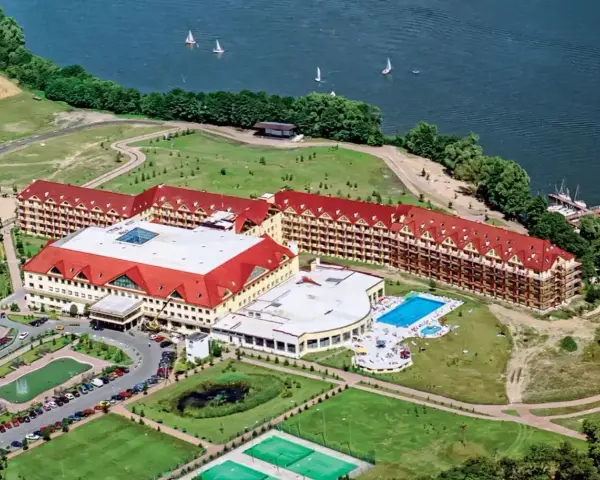 Hotel Gołębiowski w Mikołajkach z basenem i widokiem na jezioro. Sprawdź aktualny mikolajki golebiewski cennik.
