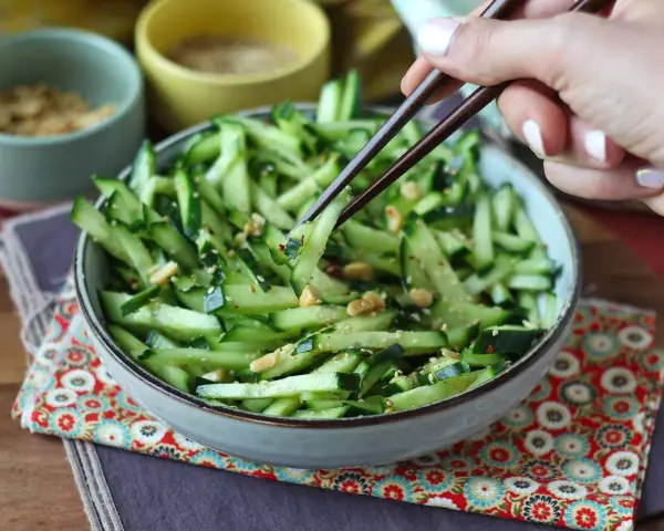 Ensalada de pepino crujiente con sésamo y cacahuetes, perfecta para tus recetas con pepino.