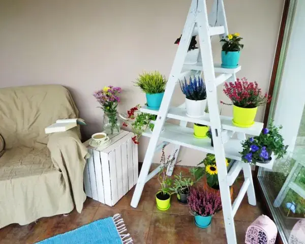 Kwietnik z drabiny: Jak krok po kroku stworzyć modną dekorację DIY?