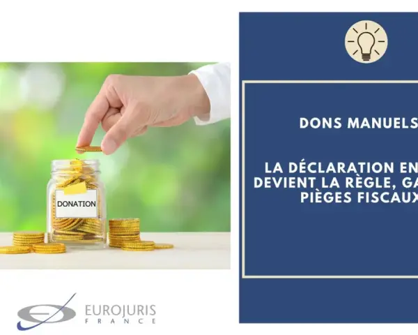 Main d'une personne déposant une pièce dans une tirelire "Donation". Le texte indique "Dons manuels : la déclaration en ligne devient la règle, gare aux pièges fiscaux !".