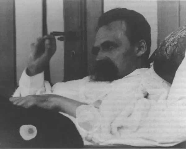 Nietzsche, zamyślony, w białej koszuli, z charakterystycznym wąsem. Jego poglądy kształtują obraz myśli.